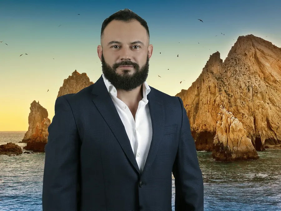 El Dr. Raúl Alejandro Grimaldo Chávez fotografiado en El Arco, Cabo San Lucas