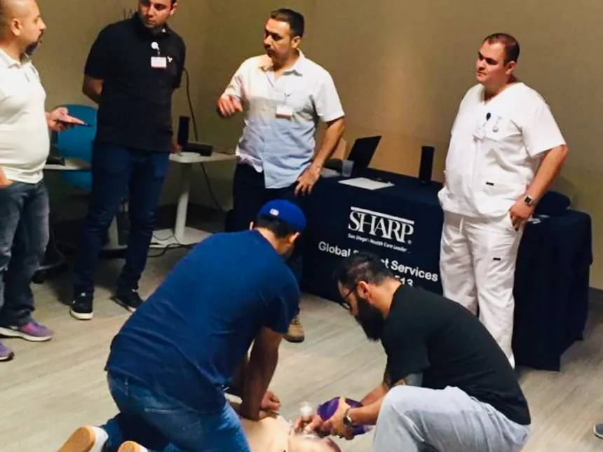 Práctica de RCP sobre maniquí durante un curso de Medical Service CSL
