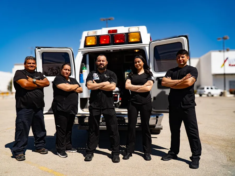 La tripulación de Medical Service CSL frente a una de sus ambulancias