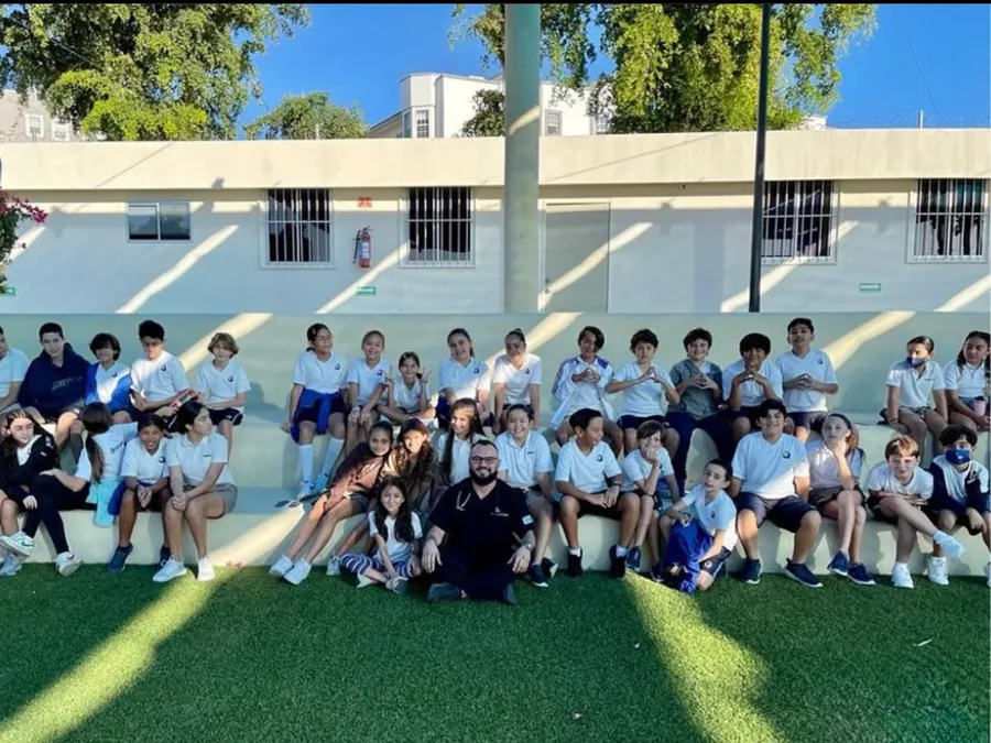 Alumnos y personal en una capacitación de primeros auxilios de Medical Service CSL
