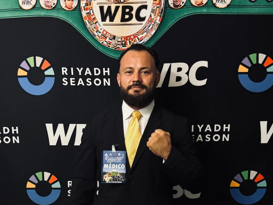 El Dr. Grimaldo en un evento del Consejo Mundial de Boxeo