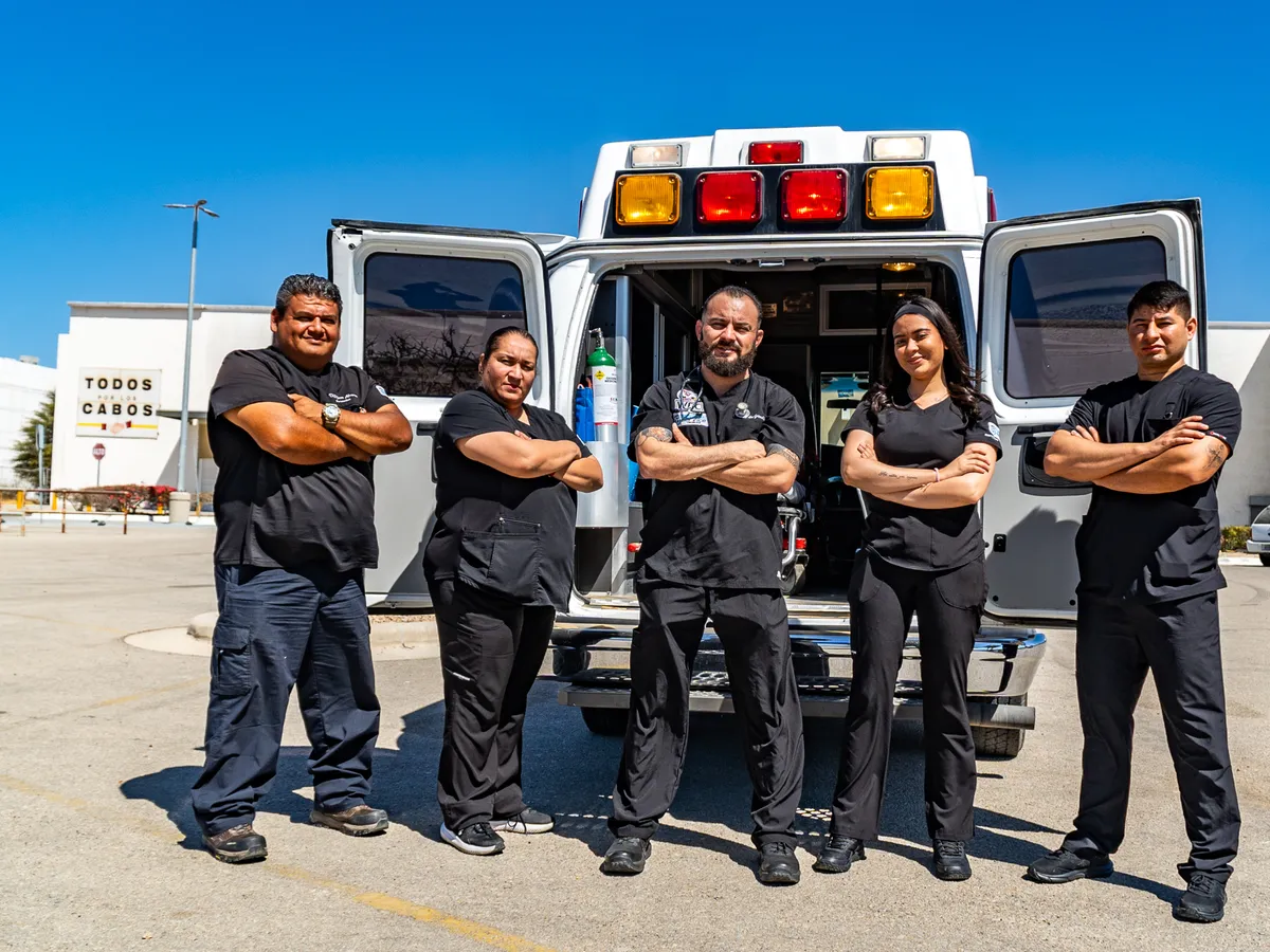 La tripulación de Medical Service CSL frente a una de sus ambulancias en Cabo San Lucas