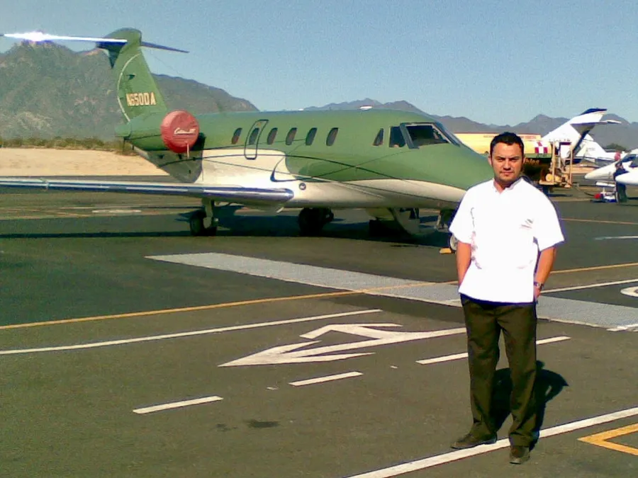 El Dr. Grimaldo junto a una aeronave de traslado médico en la pista
