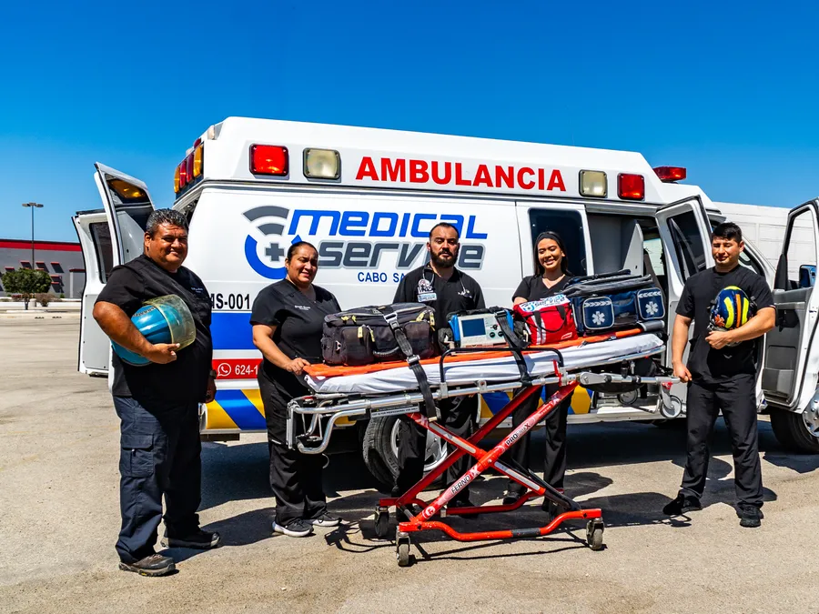 Ambulancia de Medical Service CSL con la tripulación y una camilla cargada en Cabo San Lucas