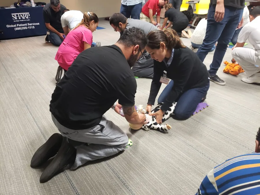 Participantes practicando compresiones torácicas sobre maniquíes en un curso de Medical Service CSL