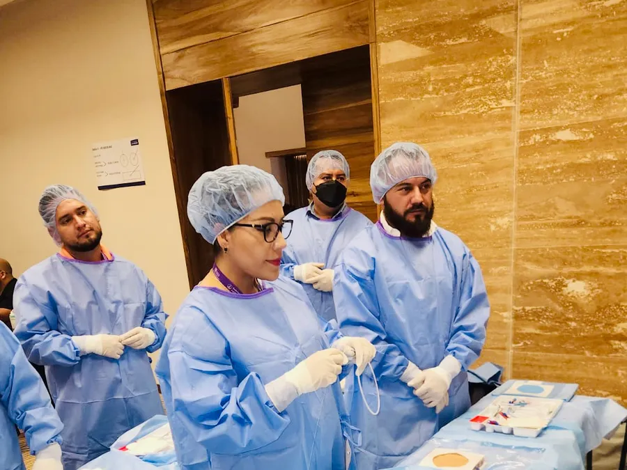 Personal médico en un taller de suturas y procedimientos
